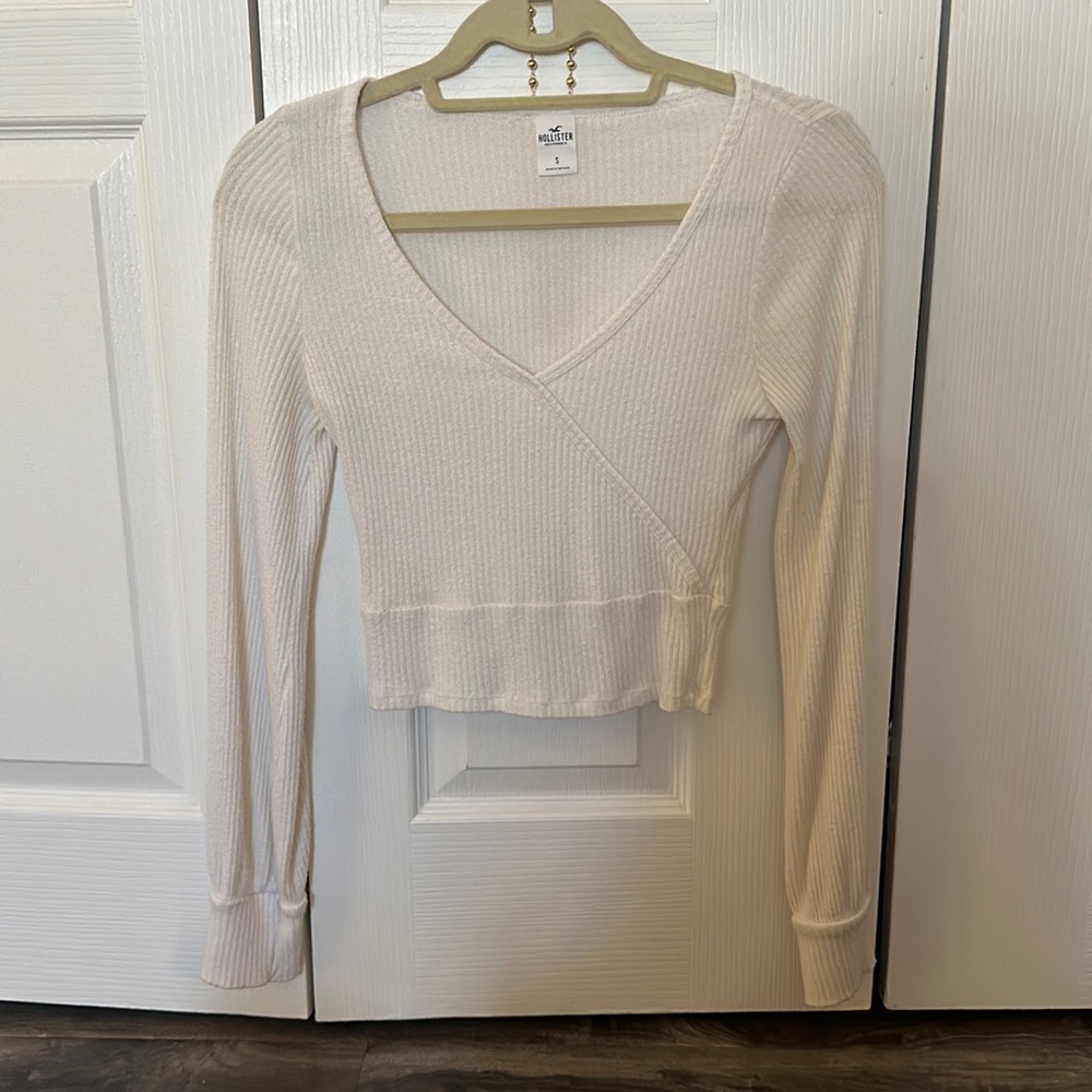 Cute and soft hollister top!